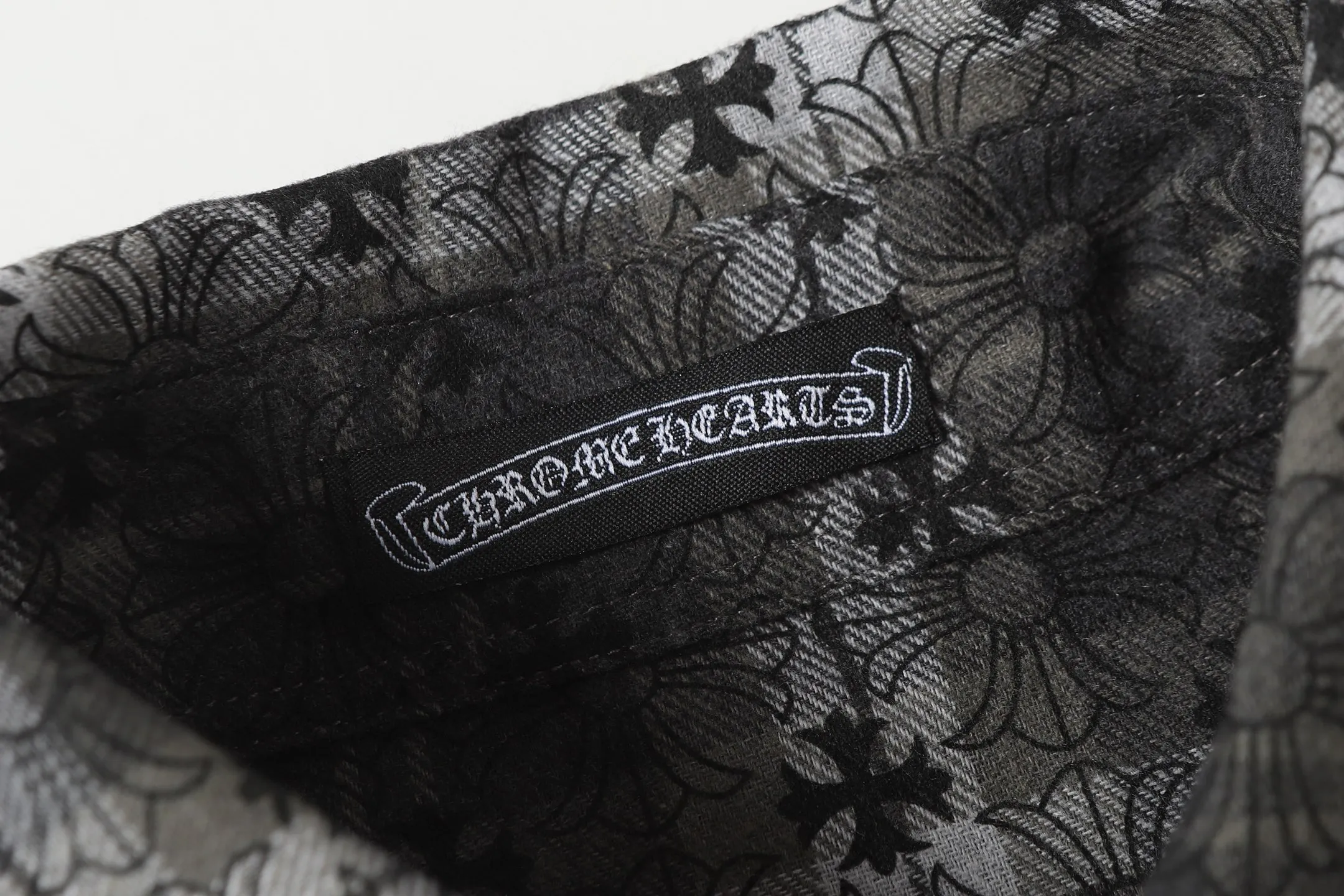 P260 Cross-border model, please do not place an order if you are pursuing quality - Chrome Hearts/Chrome Hearts dark pattern plaid shirt long-sleeved Polo - High weight, high density and high quality. The wool is soft, delicate and skin-friendly. Soft and silky to the touch. Excellent warmth and skin-friendly properties. - Customized weaving and dyeing. No color difference. No matter the fabric or workmanship details, it is better than the ordinary version on the market. - Hardware and zipper accessories are all customized. Full of details -Colour: black -Size: S M L XL